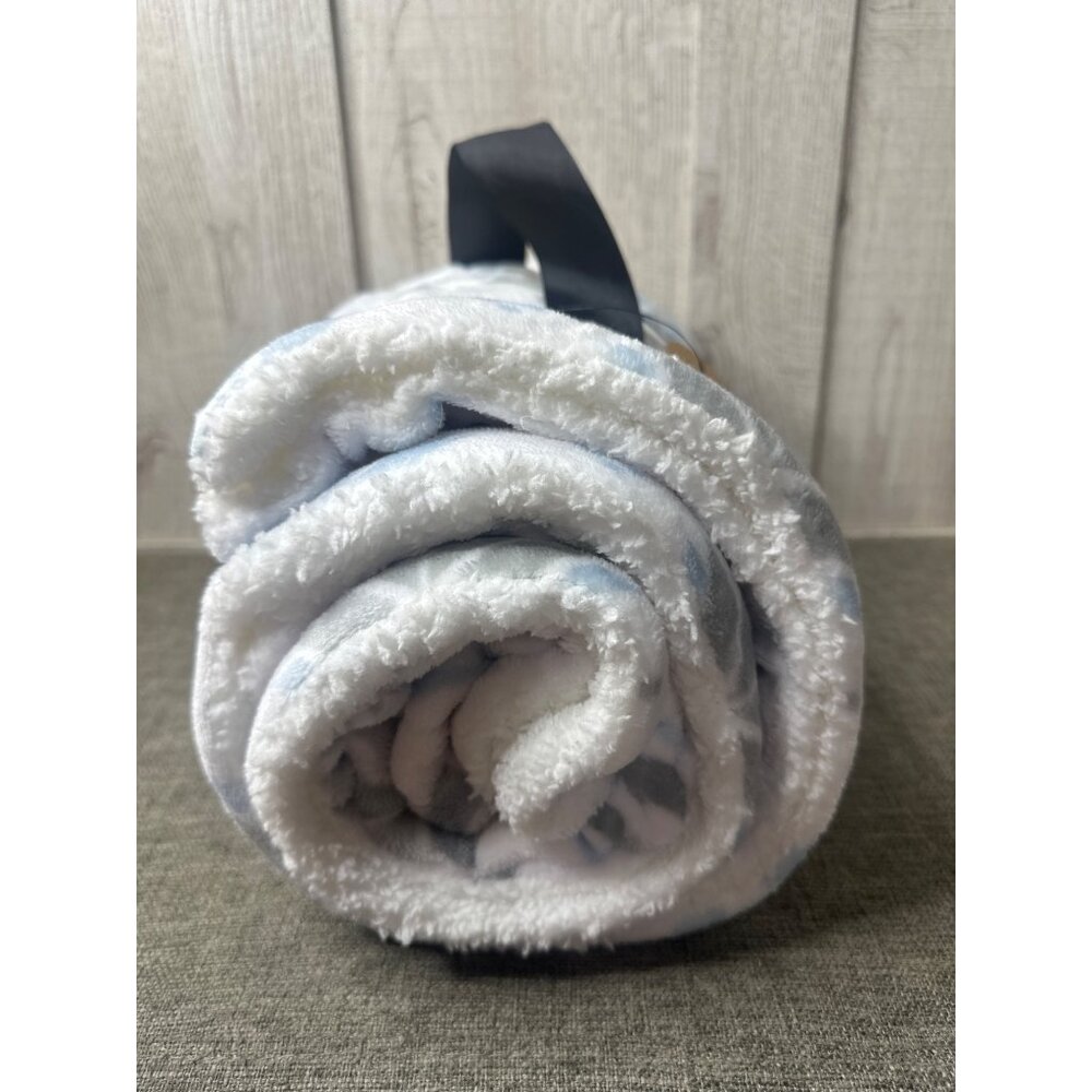 Northeast Outfitters Cozy Sherpa Blanket 50"x60" Blue Holiday Snowflake Print - Picture 2 of 6